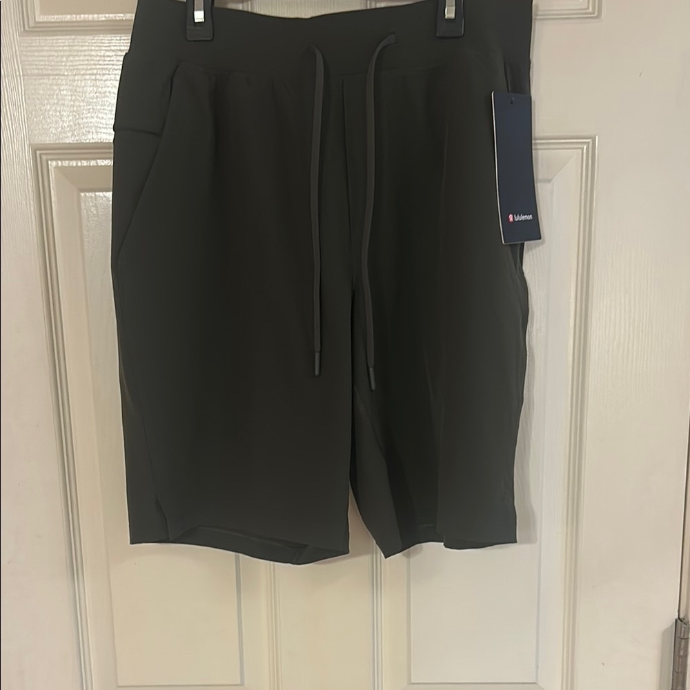 Forest green, Mens lululemon T.H.E shorts 9 inches *linerless, medium